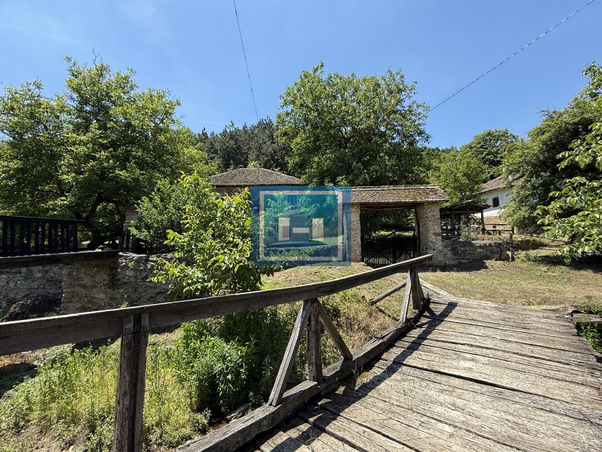 U ponudi stara autentična kuća,veoma poznata po snimanju serije Koreni.