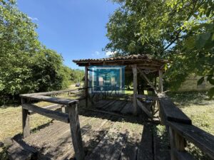 U ponudi stara autentična kuća,veoma poznata po snimanju serije Koreni.