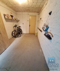 Renoviran stan sa garažom i podrumom kod tehničke škole