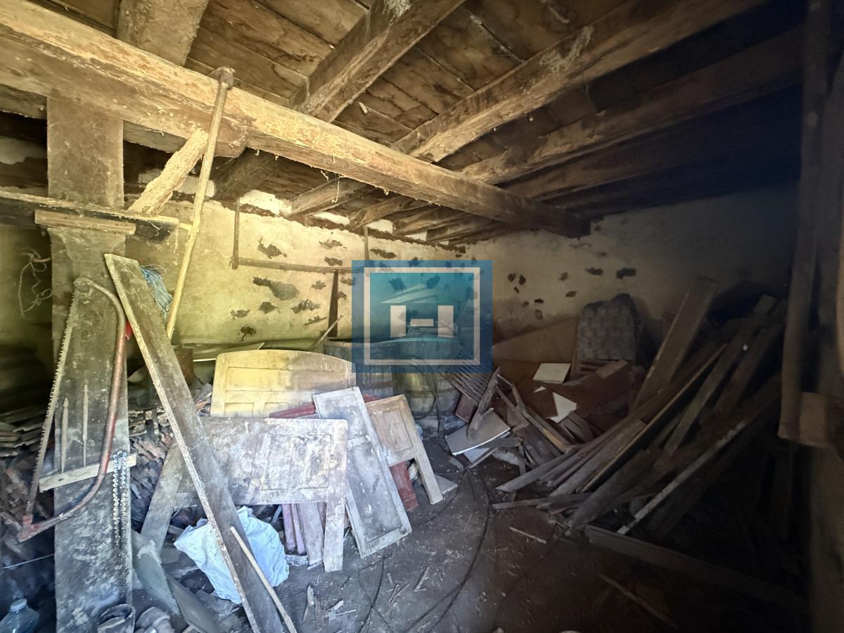 U ponudi stara autentična kuća,veoma poznata po snimanju serije Koreni.