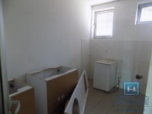 Izdaje se poslovna zgrada, cela ili po etažama