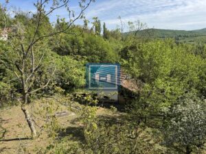 Vikendica sa velikim dvorištem i pomoćnim objektima u srcu Ravne Reke