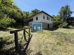 U ponudi stara autentična kuća,veoma poznata po snimanju serije Koreni.