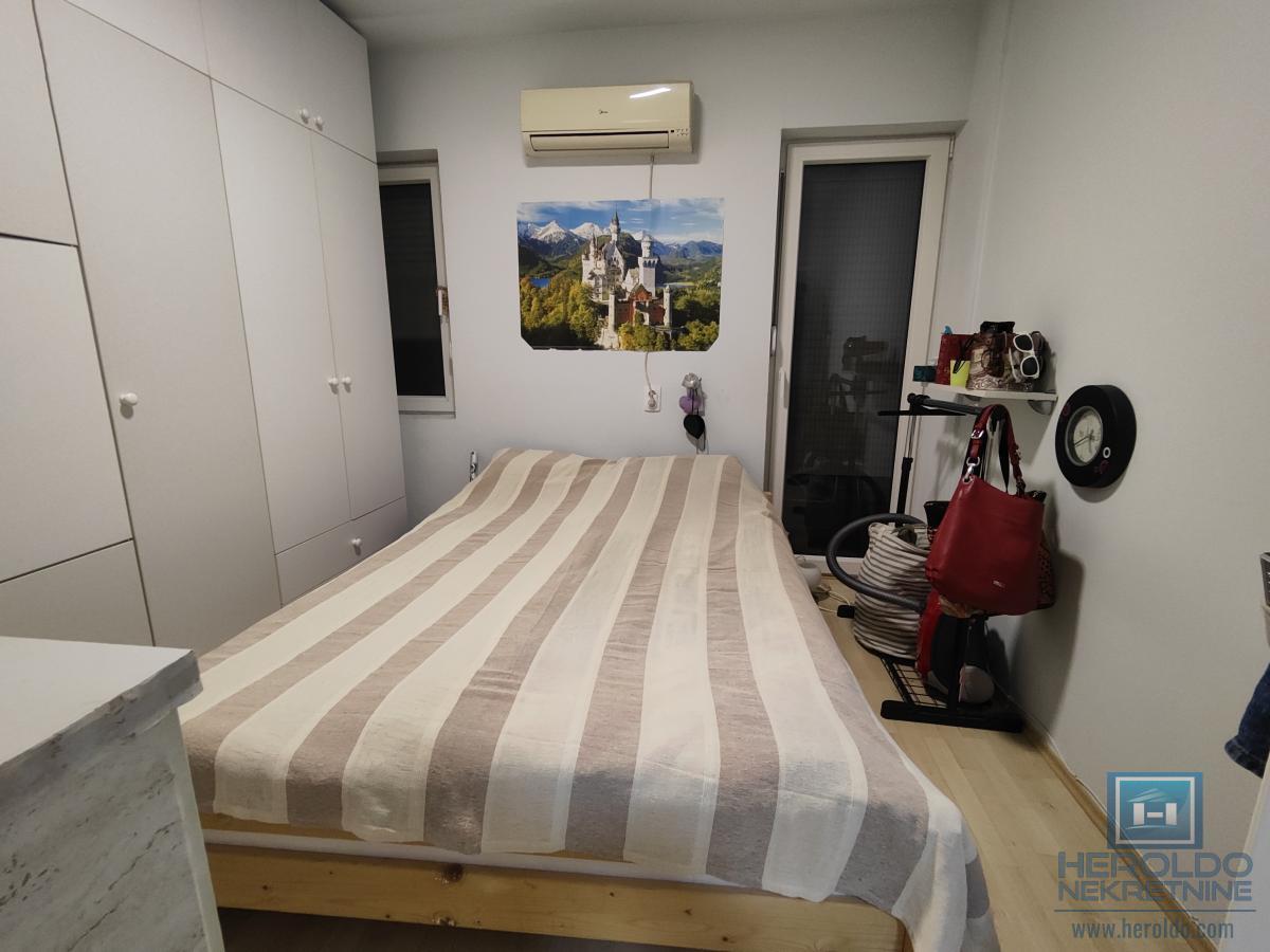 Renoviran stan sa garažom i podrumom kod tehničke škole