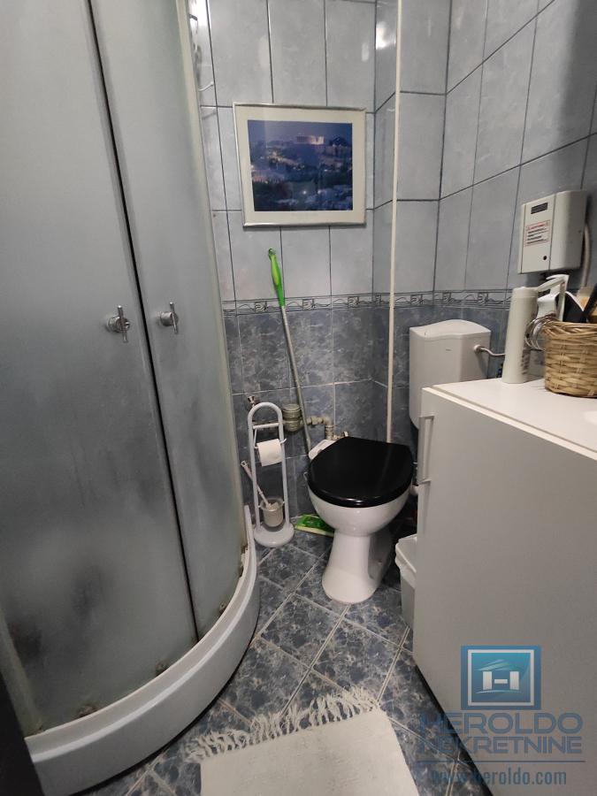 Renoviran stan sa garažom i podrumom kod tehničke škole