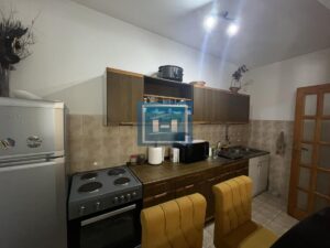 NASLOV: STAN KOJI OSVAJA NA PRVI POGLED — CENTAR, STIL I TRI SPAVAĆE SOBE!