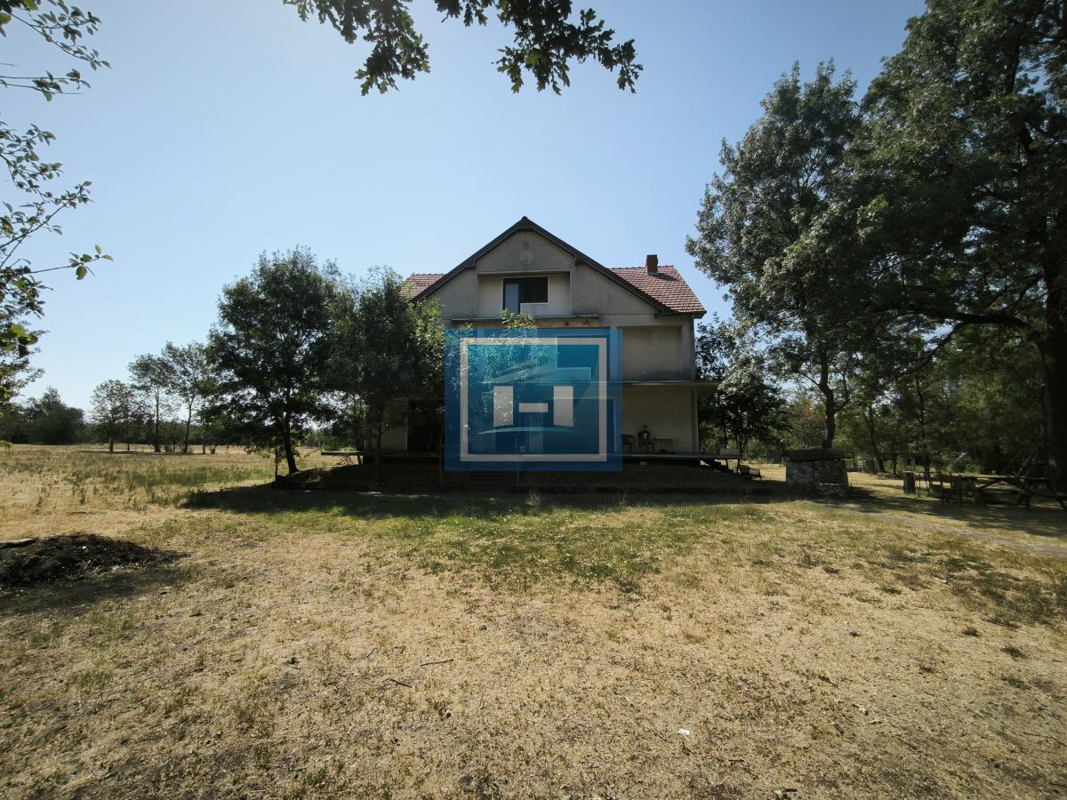 DVE KUĆE + POMOĆNI OBJEKAT NA PLACU OD 116,63 ARA