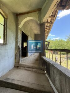 U ponudi stara autentična kuća,veoma poznata po snimanju serije Koreni.