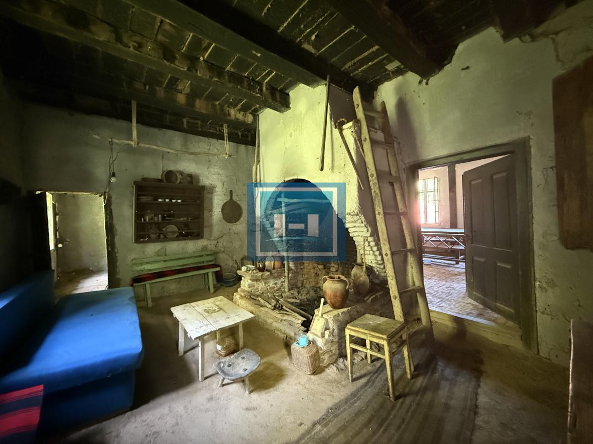 U ponudi stara autentična kuća,veoma poznata po snimanju serije Koreni.