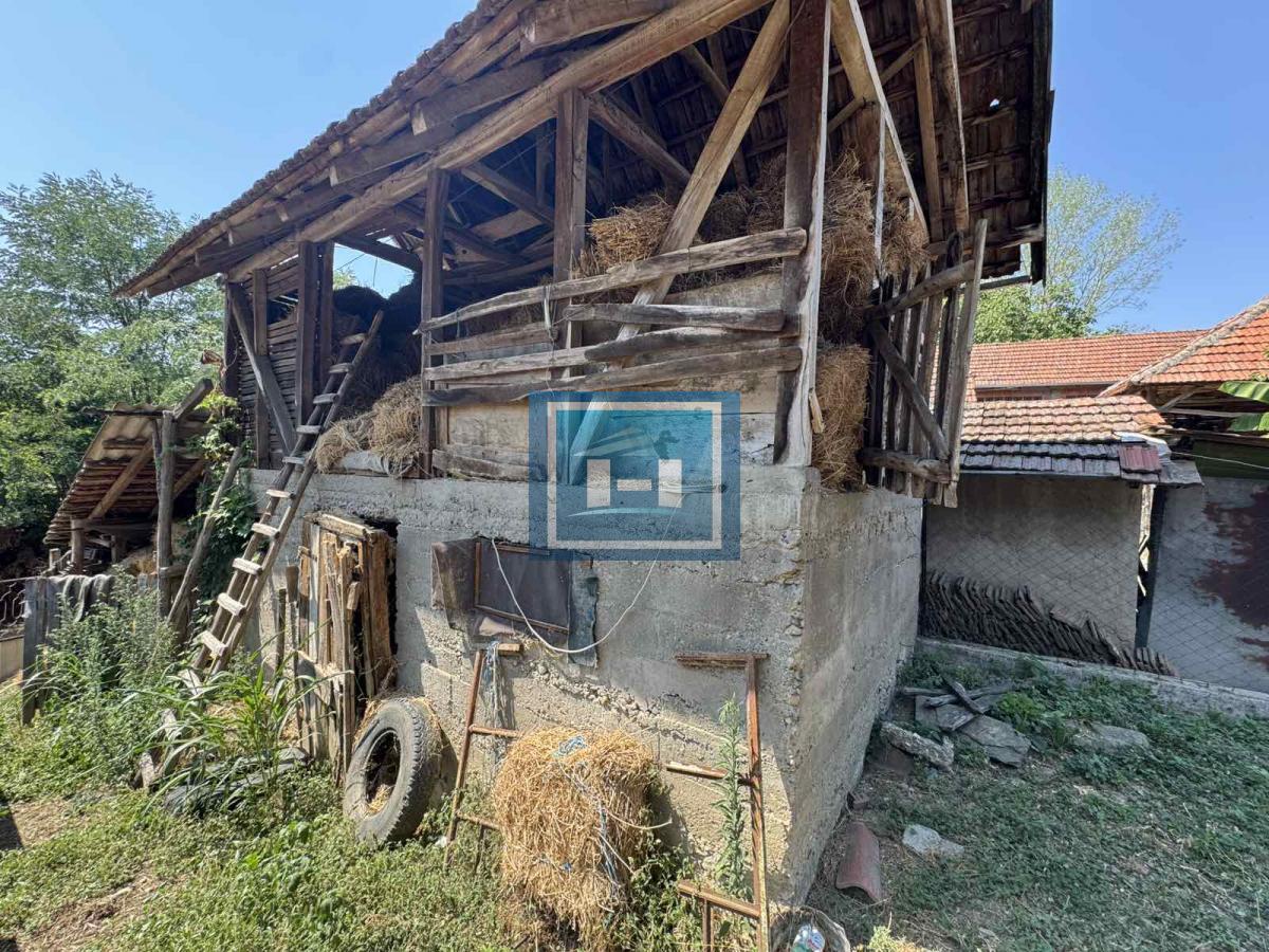Kompletno domaćinstvo sa izlazom na dve ulice