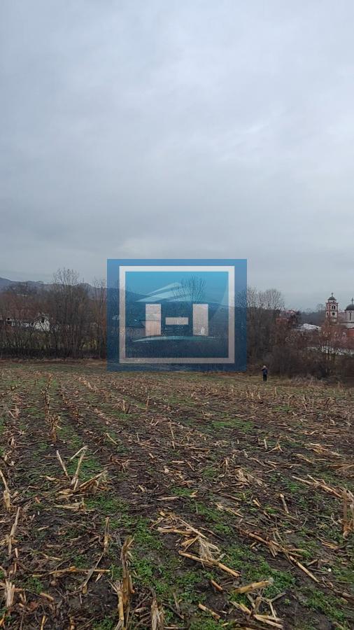 U ponudi velika parcela u centralnom delu sela Dobrovodice kod Batočine