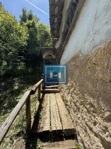 U ponudi stara autentična kuća,veoma poznata po snimanju serije Koreni.