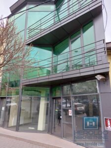 Izdaje se poslovna zgrada, cela ili po etažama