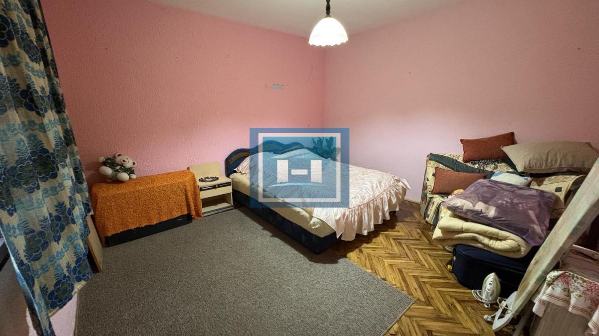 Izdajem kuću u širem centru grada – odlična lokacija, pristupačna cena