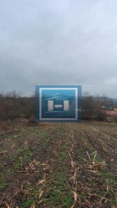 U ponudi velika parcela u centralnom delu sela Dobrovodice kod Batočine