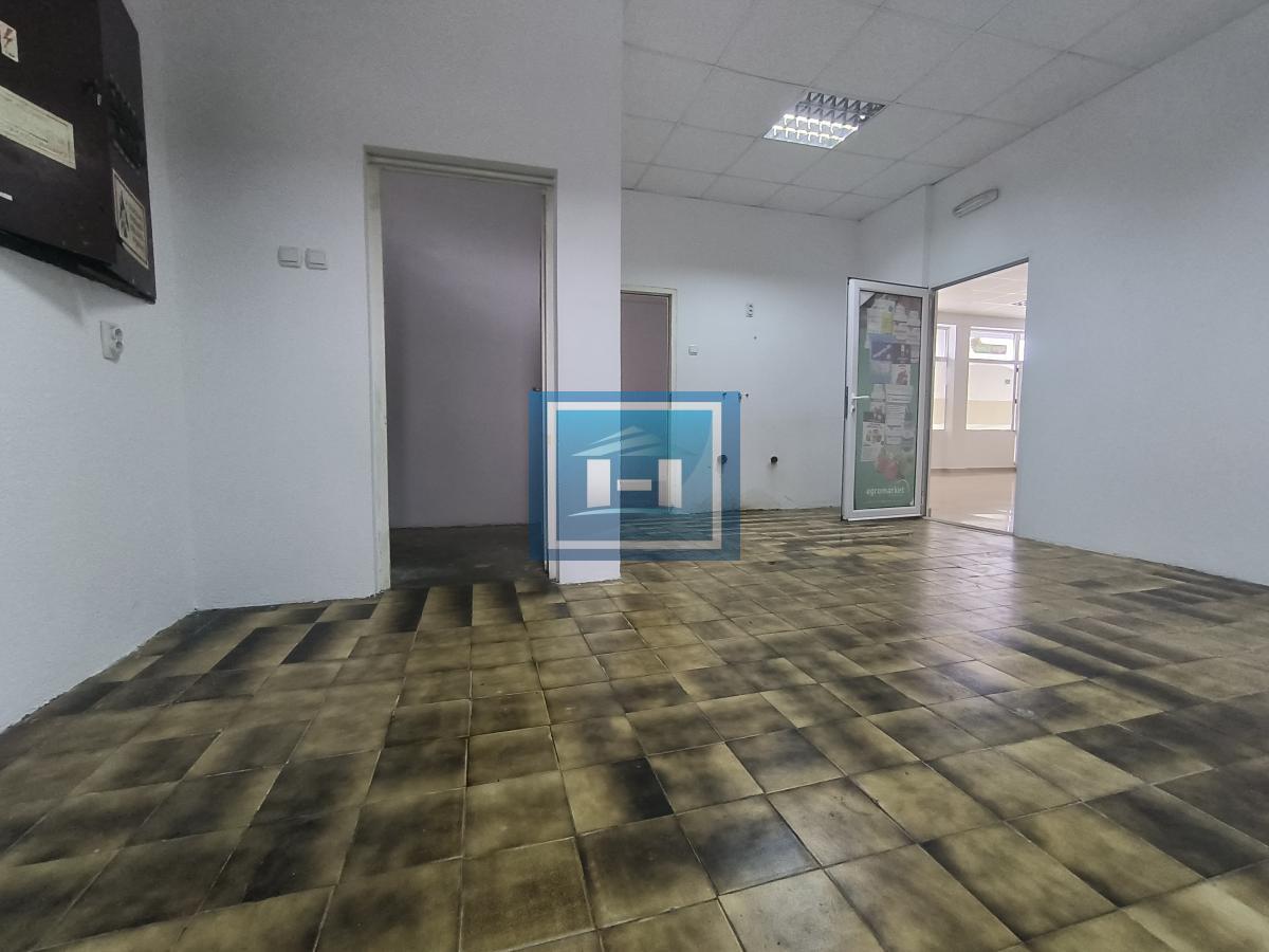 Prostran poslovni prostor od 230m² sa magacinom i parking mestima – Idealna prilika!