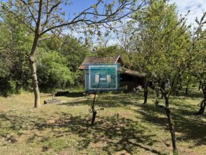 Vikendica sa velikim dvorištem i pomoćnim objektima u srcu Ravne Reke