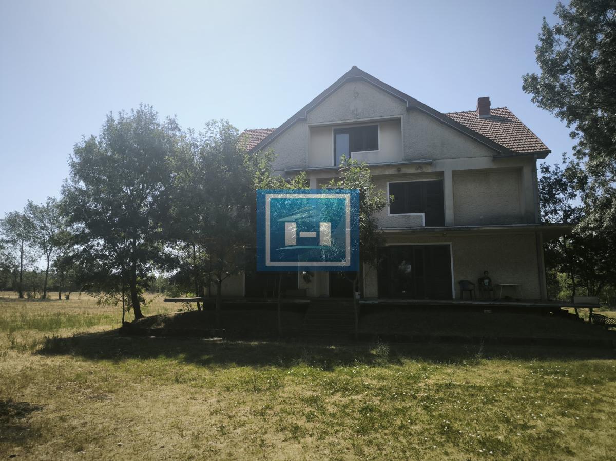 DVE KUĆE + POMOĆNI OBJEKAT NA PLACU OD 116,63 ARA