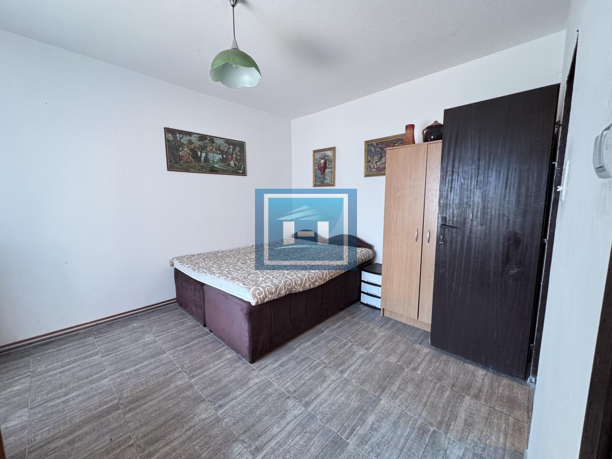 Vikendica sa velikim dvorištem i pomoćnim objektima u srcu Ravne Reke