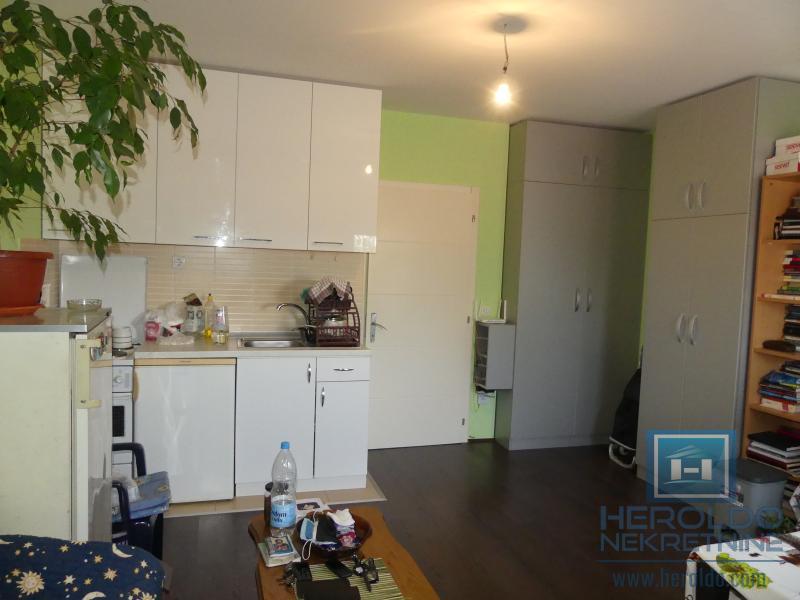 Garsonjera sa balkonskom terasom zgodna za samce ili učenike