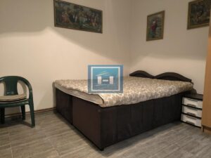 Vikendica sa velikim dvorištem i pomoćnim objektima u srcu Ravne Reke