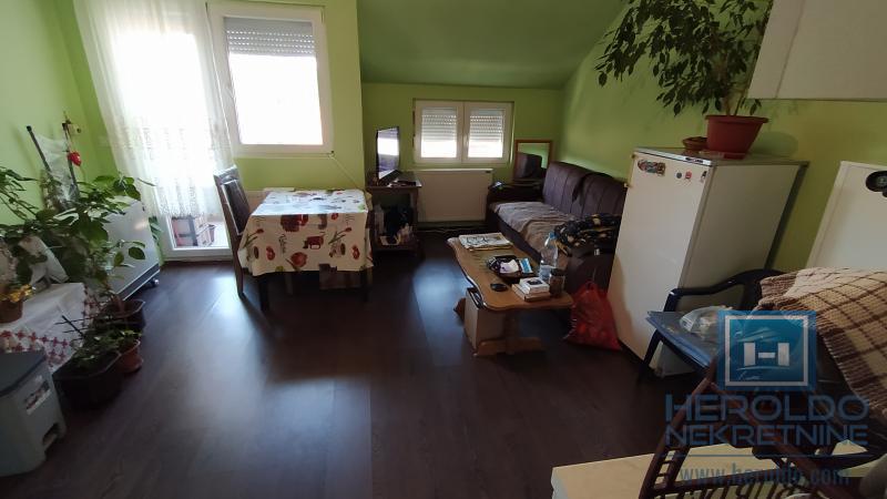 Garsonjera sa balkonskom terasom zgodna za samce ili učenike