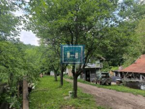 Kompletno opremljeno imanje 82 ara – dve kuće, bazen, ribnjaci, vinograd!