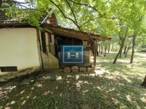 Vikendica sa velikim dvorištem i pomoćnim objektima u srcu Ravne Reke