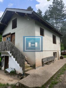 Kompletno opremljeno imanje 82 ara – dve kuće, bazen, ribnjaci, vinograd!