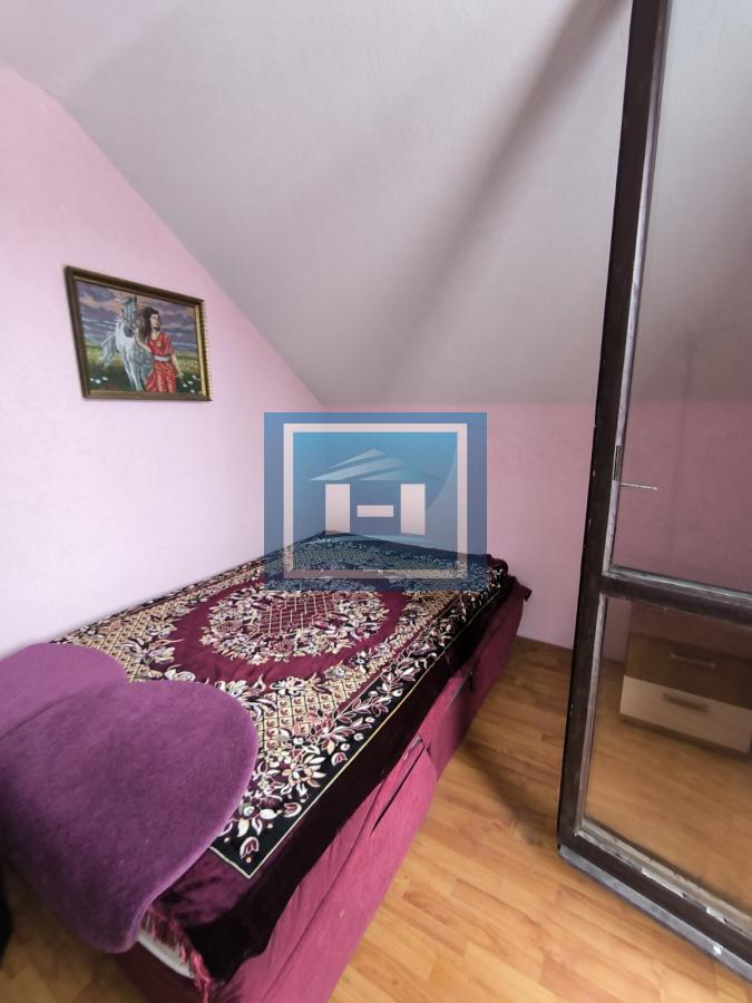 Vikendica sa velikim dvorištem i pomoćnim objektima u srcu Ravne Reke
