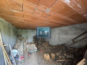 Vikendica sa velikim dvorištem i pomoćnim objektima u srcu Ravne Reke