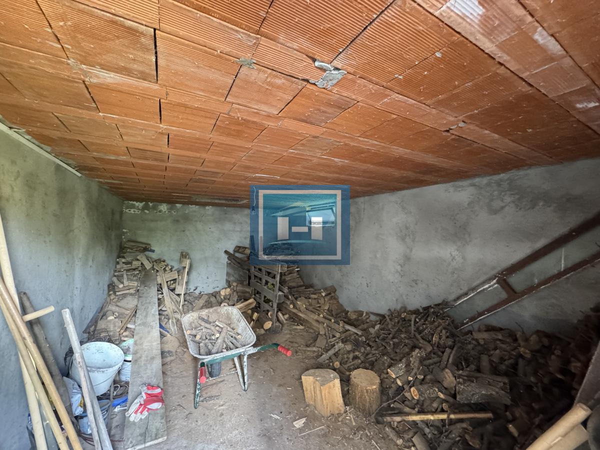 Vikendica sa velikim dvorištem i pomoćnim objektima u srcu Ravne Reke