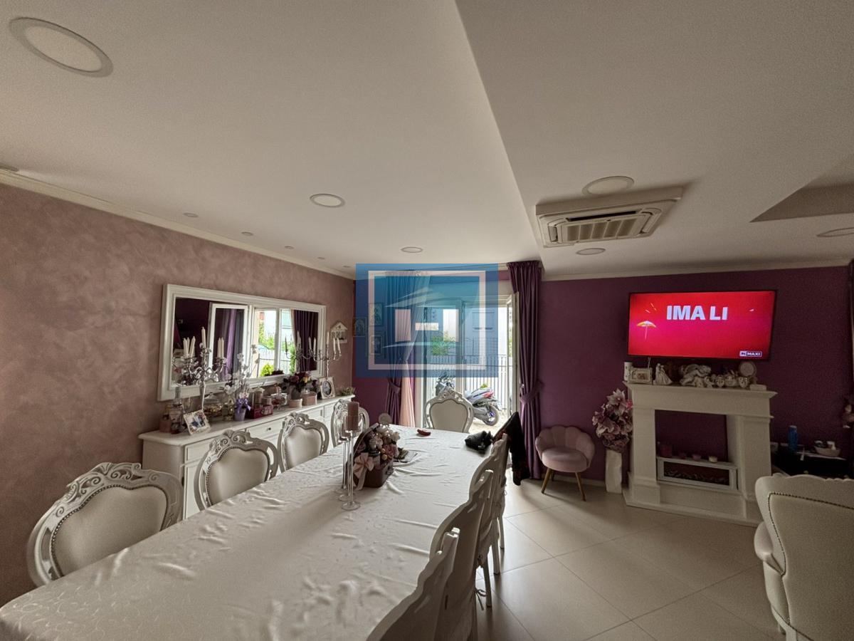 Luksuzan stan u novogradnji sa sopstvenim dvorištem, teretanom i 4 spavaće sobe+dva parking mesta