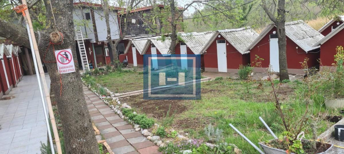 Na prodaju funkcionalan kamp u Buljarici, opština Budva – samo 400 metara od mora!