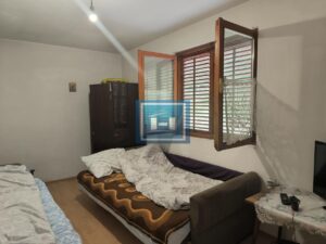 Kompletno opremljeno imanje 82 ara – dve kuće, bazen, ribnjaci, vinograd!