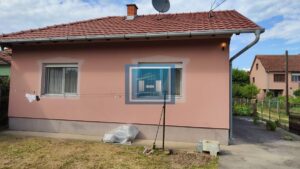 Prelepa potpuno opremljena prizemna kuća sa garažom u centralnom delu Batočine
