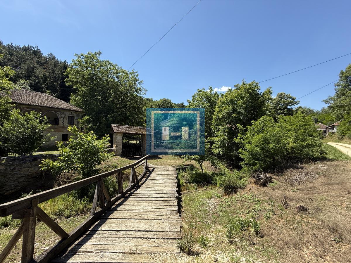 U ponudi stara autentična kuća,veoma poznata po snimanju serije Koreni.