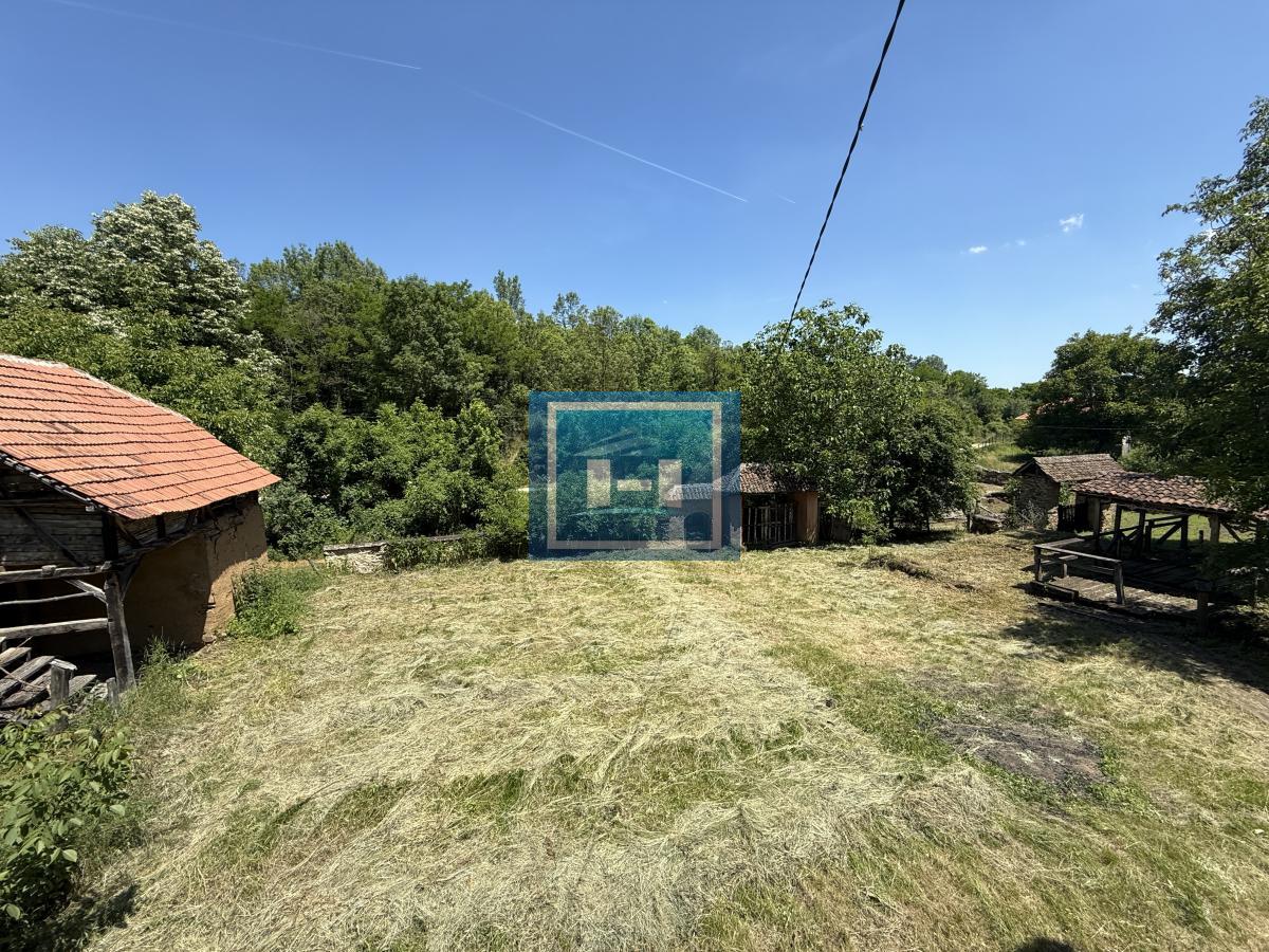 U ponudi stara autentična kuća,veoma poznata po snimanju serije Koreni.