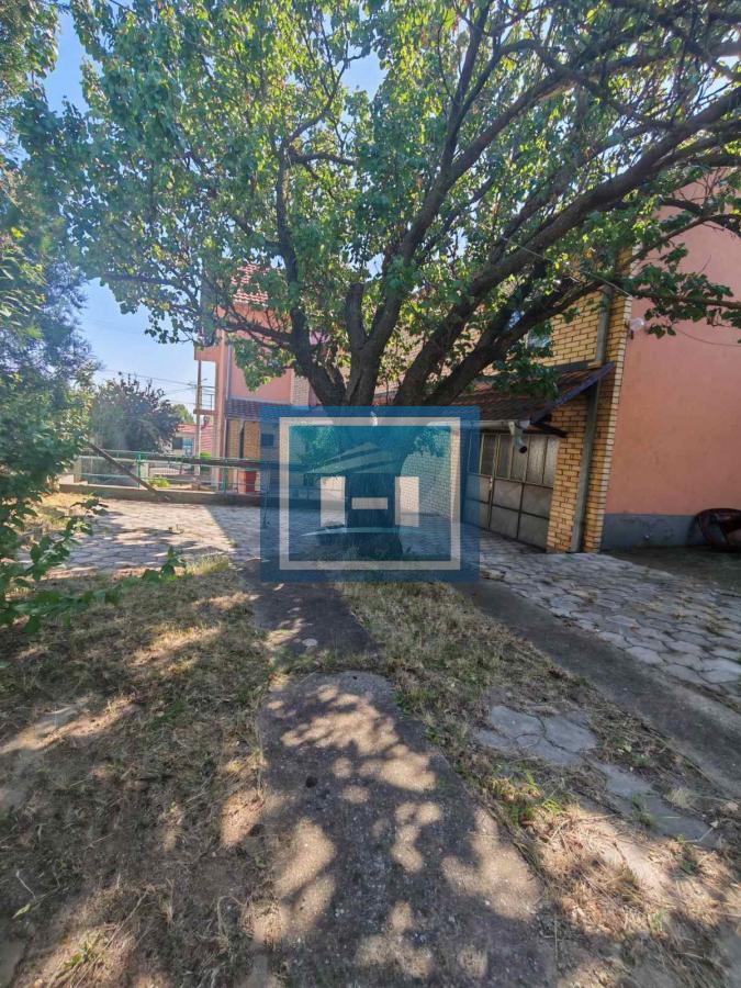 Na prodaju prostrana kuća u Tekiji