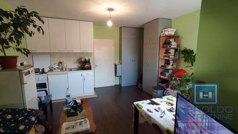 Garsonjera sa balkonskom terasom zgodna za samce ili učenike