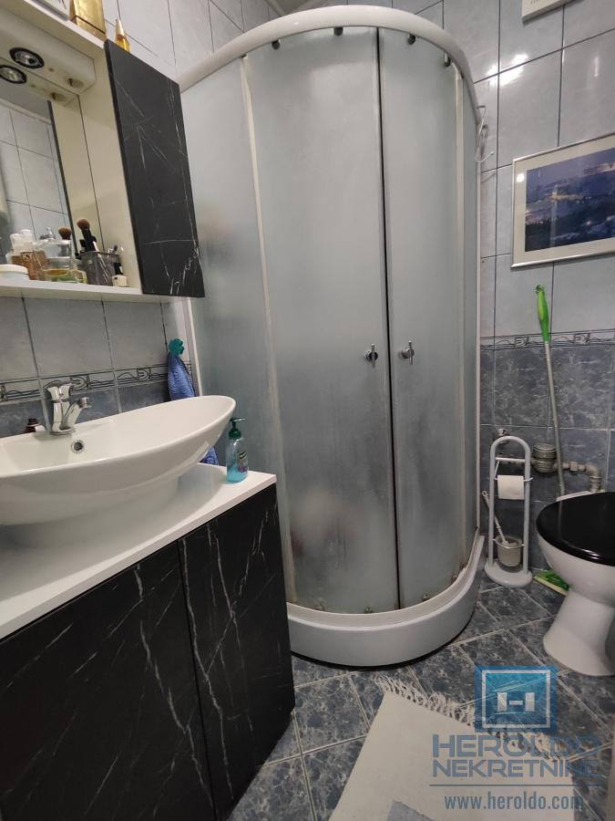 Renoviran stan sa garažom i podrumom kod tehničke škole