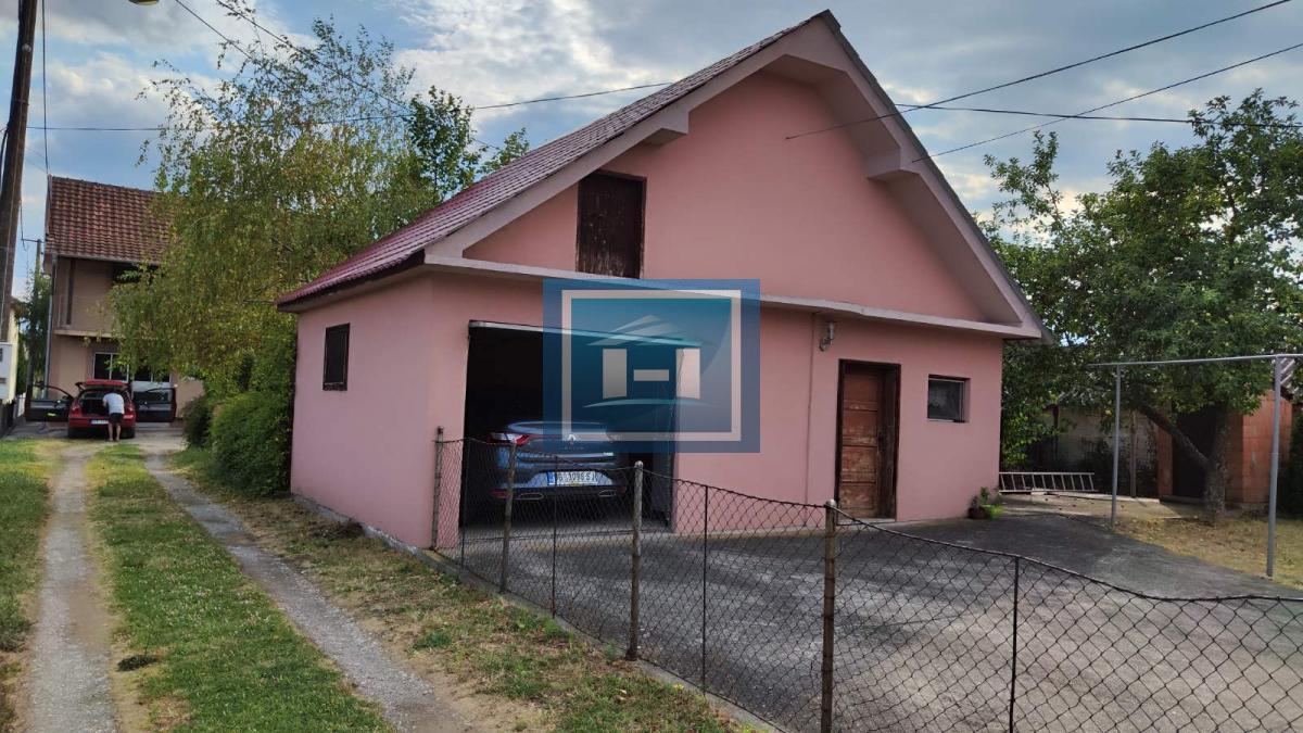 Prelepa potpuno opremljena prizemna kuća sa garažom u centralnom delu Batočine