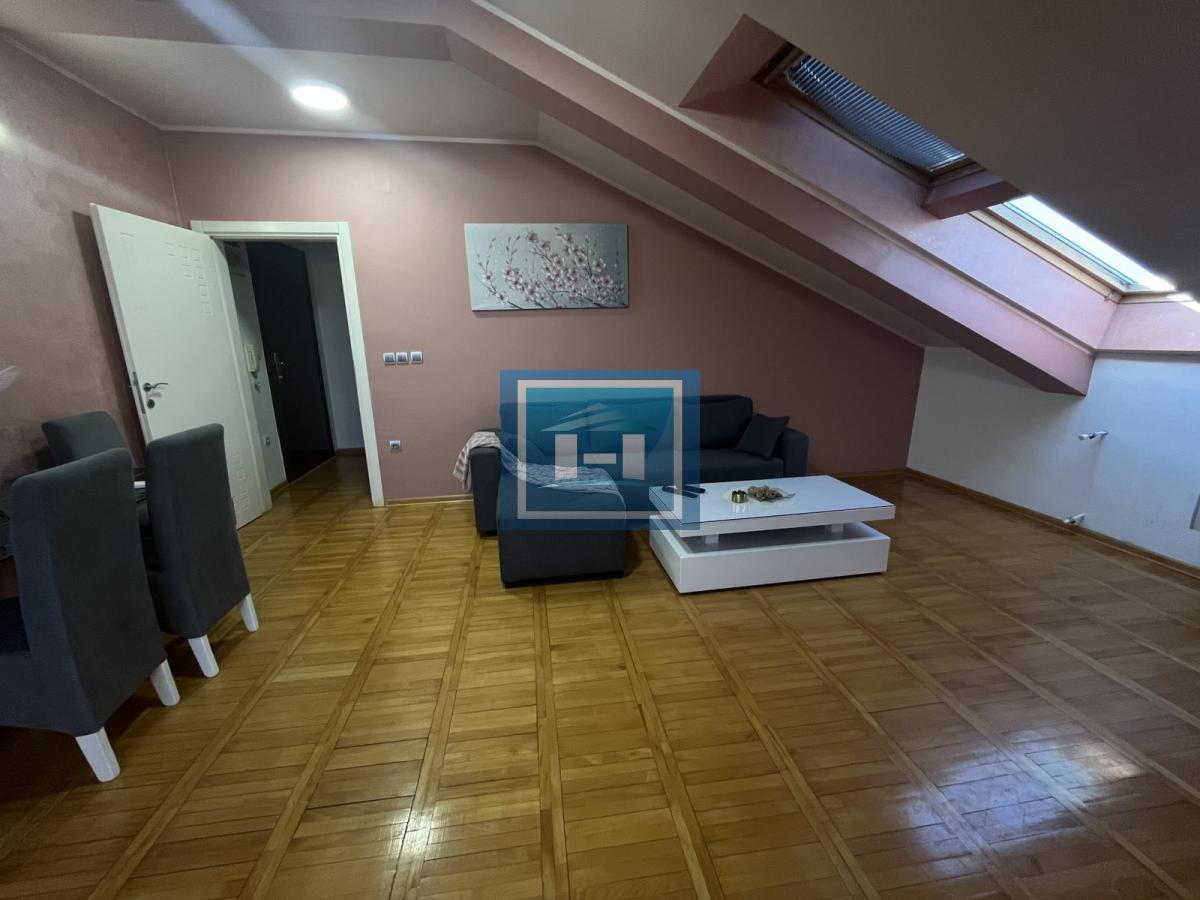 Namešten dvosoban stan u novijoj zgradi