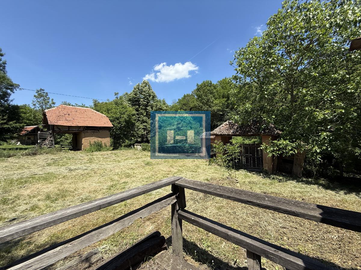 U ponudi stara autentična kuća,veoma poznata po snimanju serije Koreni.