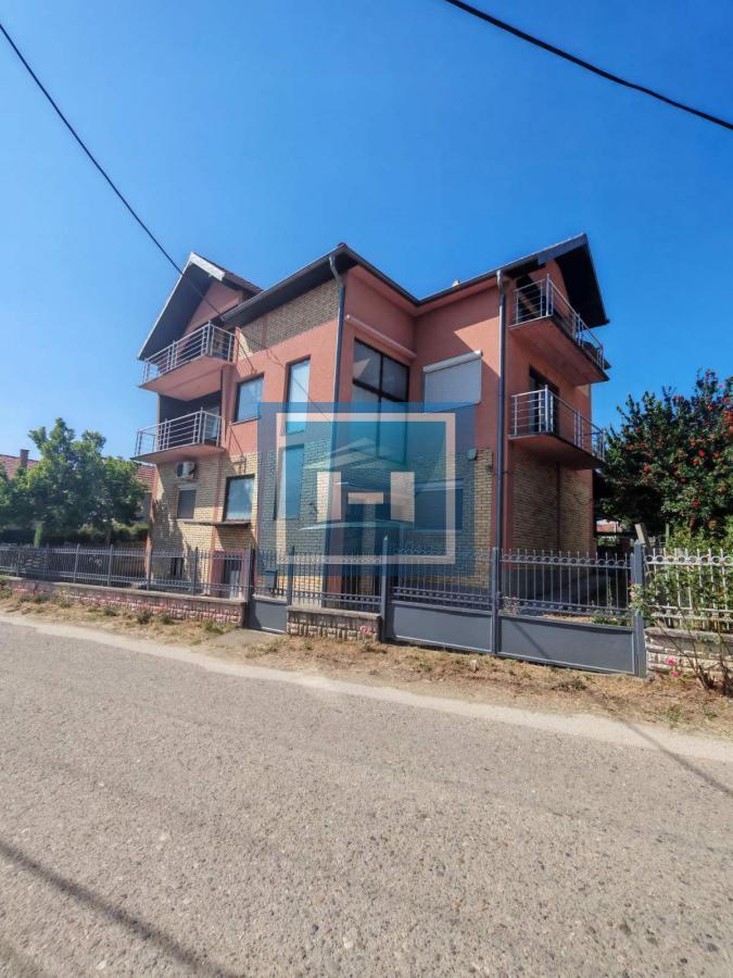 Na prodaju prostrana kuća u Tekiji