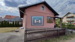 Prelepa potpuno opremljena prizemna kuća sa garažom u centralnom delu Batočine