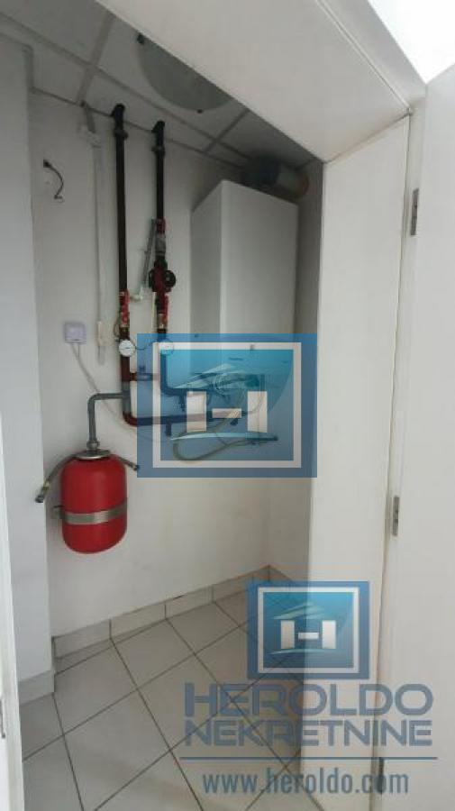 Izdavanje poslovnog prostora u strogom centru Jagodine – odlična lokacija, 171 m²