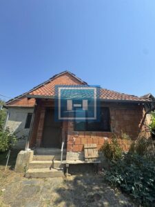 Kompletno domaćinstvo sa izlazom na dve ulice