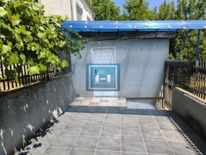 Vikendica sa velikim dvorištem i pomoćnim objektima u srcu Ravne Reke