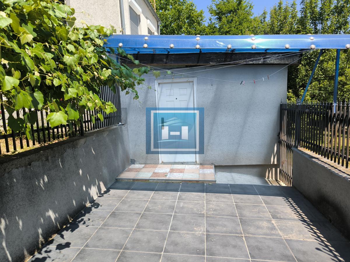 Vikendica sa velikim dvorištem i pomoćnim objektima u srcu Ravne Reke